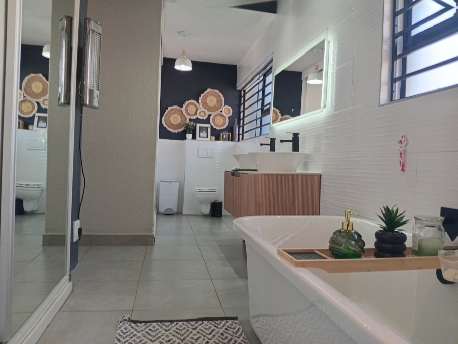 5 Bedroom Property for Sale in Wierda Park Gauteng