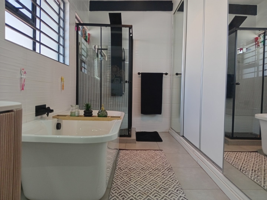 5 Bedroom Property for Sale in Wierda Park Gauteng