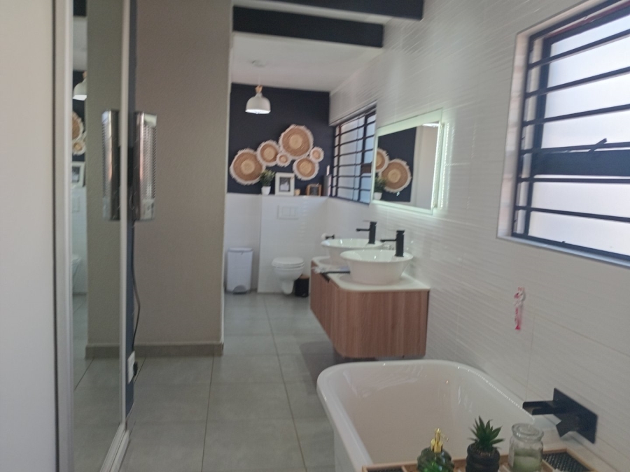5 Bedroom Property for Sale in Wierda Park Gauteng
