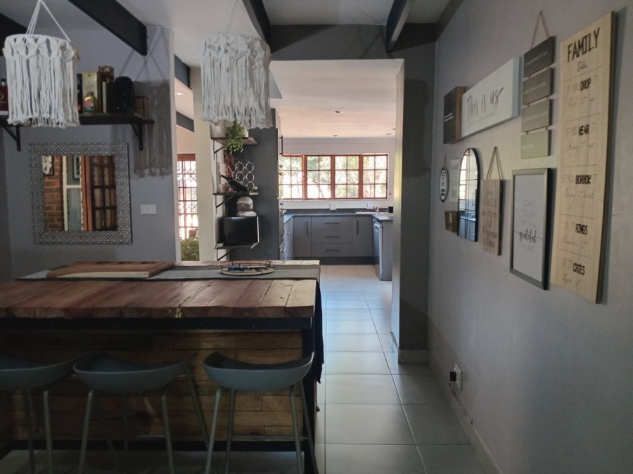 5 Bedroom Property for Sale in Wierda Park Gauteng