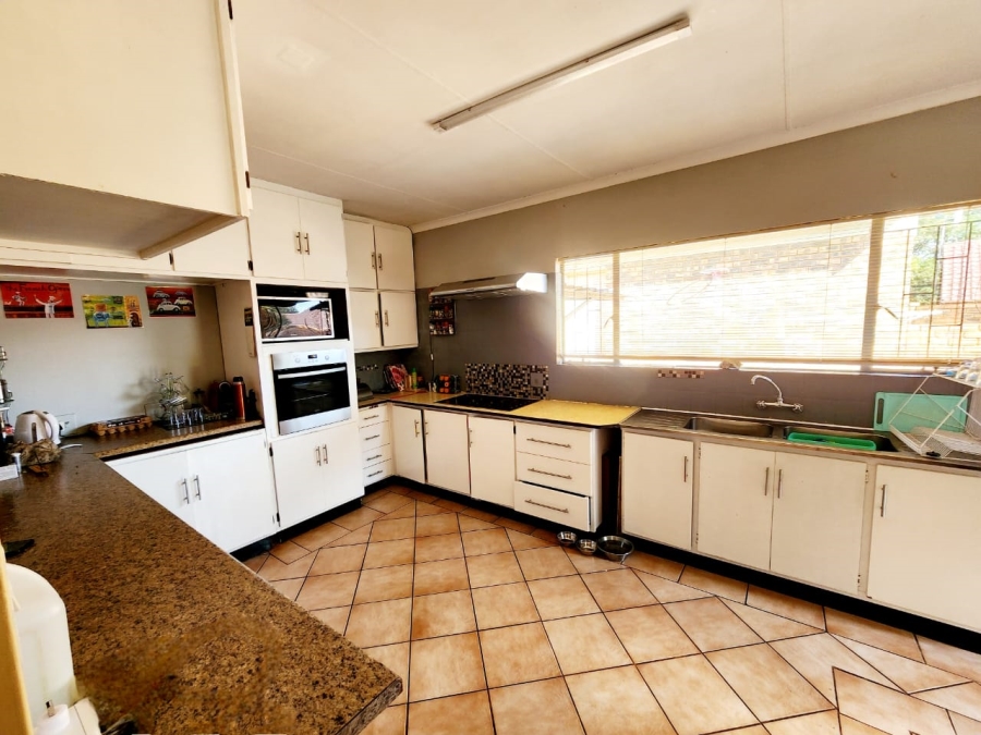 To Let 5 Bedroom Property for Rent in Rooihuiskraal Gauteng