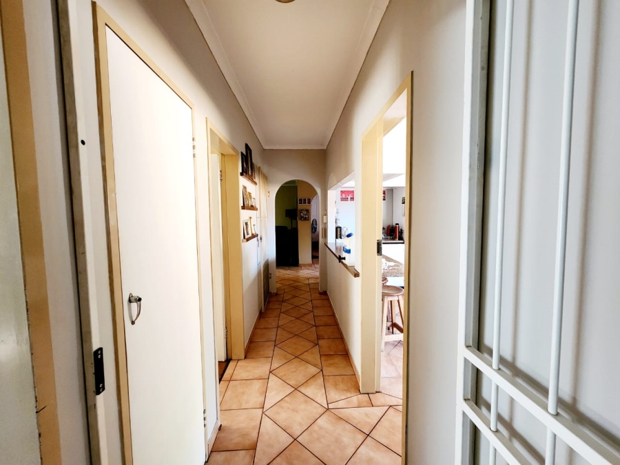 To Let 5 Bedroom Property for Rent in Rooihuiskraal Gauteng