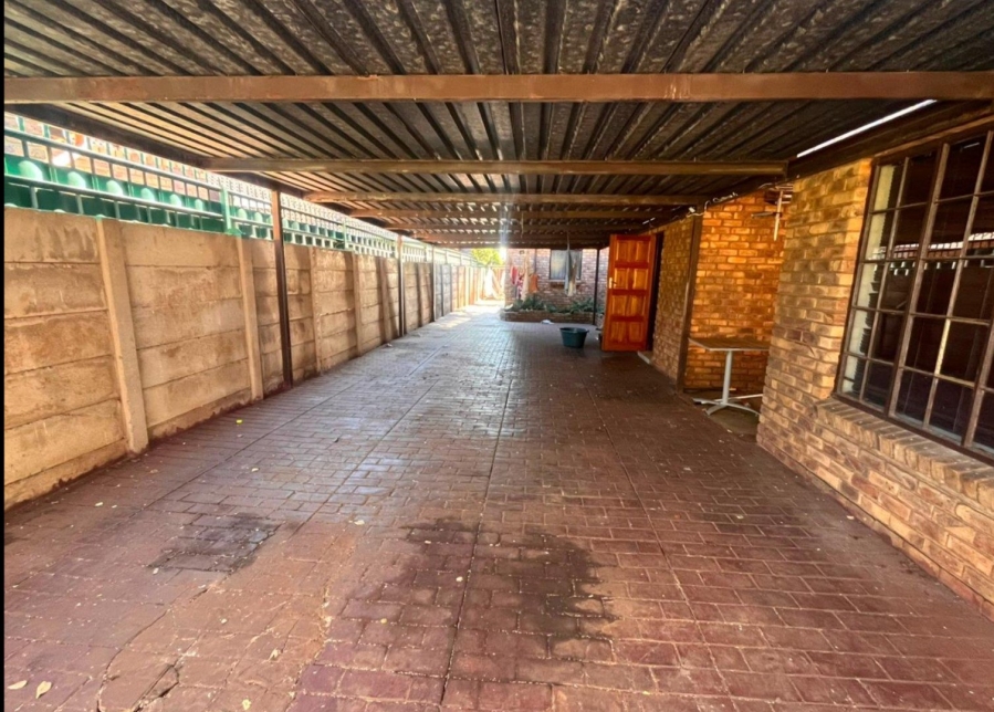 4 Bedroom Property for Sale in Rooihuiskraal North Gauteng