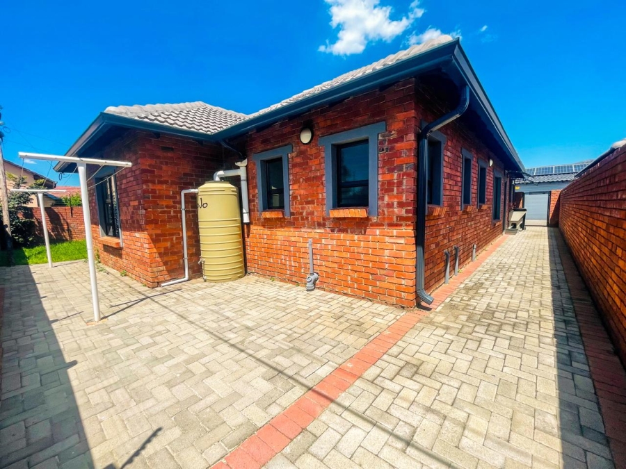 4 Bedroom Property for Sale in Brackenhurst Gauteng