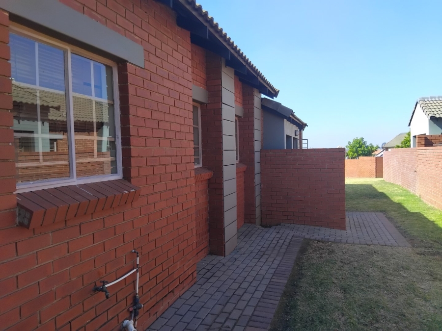 To Let 2 Bedroom Property for Rent in Monavoni Gauteng