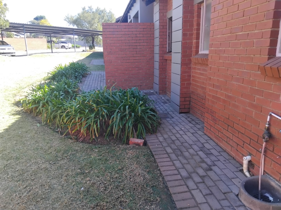 To Let 2 Bedroom Property for Rent in Monavoni Gauteng