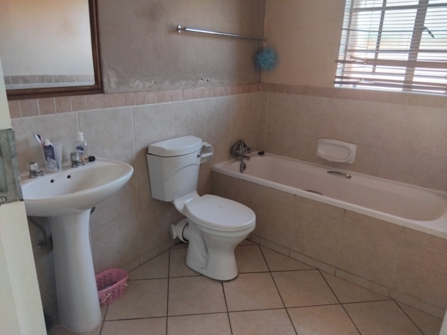 To Let 2 Bedroom Property for Rent in Monavoni Gauteng