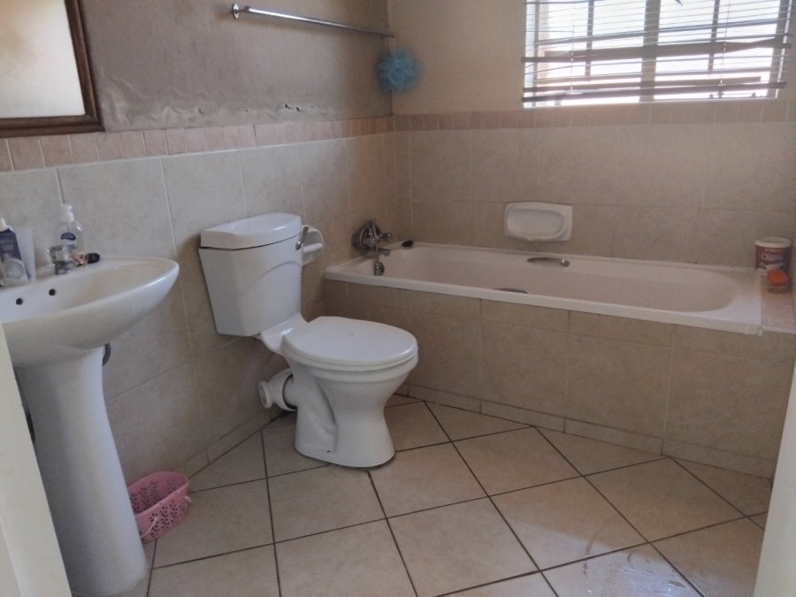 To Let 2 Bedroom Property for Rent in Monavoni Gauteng