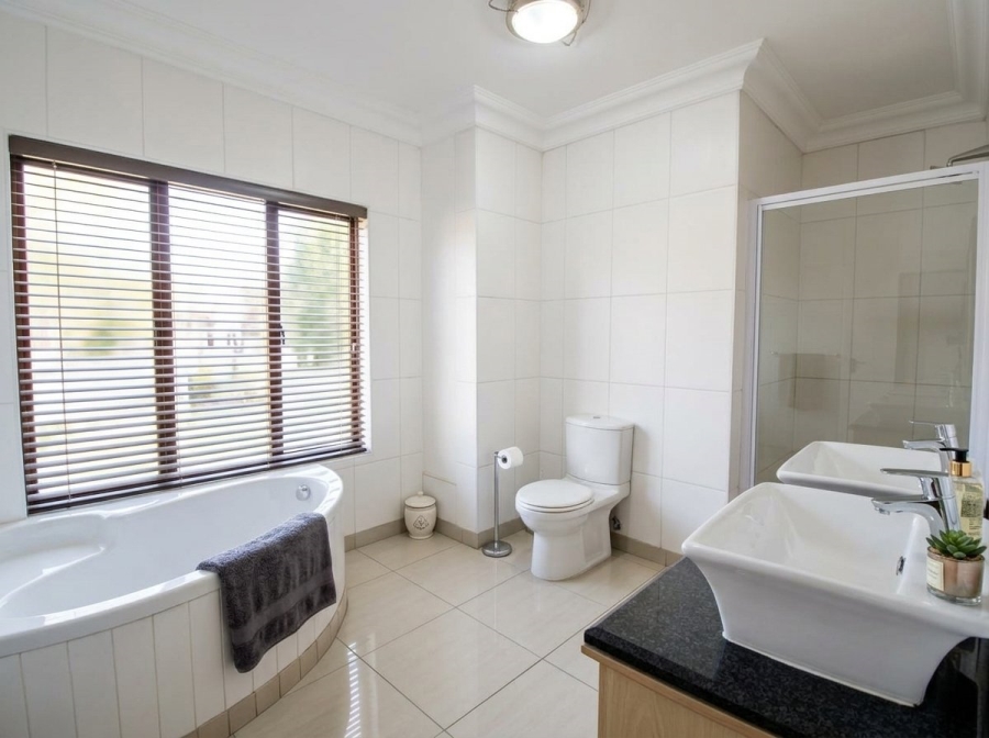 To Let 4 Bedroom Property for Rent in Waterkloof Gauteng