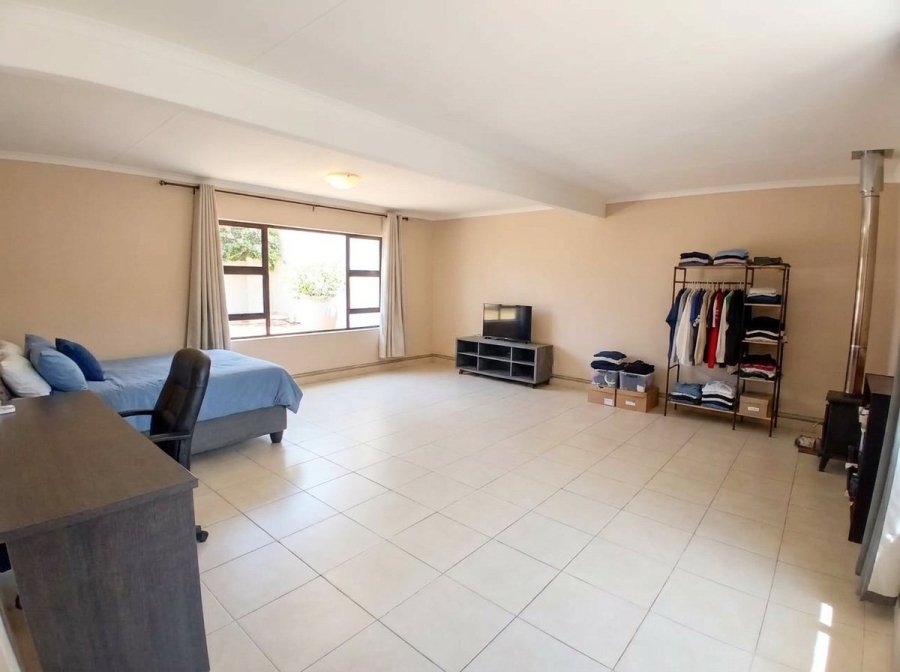 To Let 4 Bedroom Property for Rent in Waterkloof Gauteng