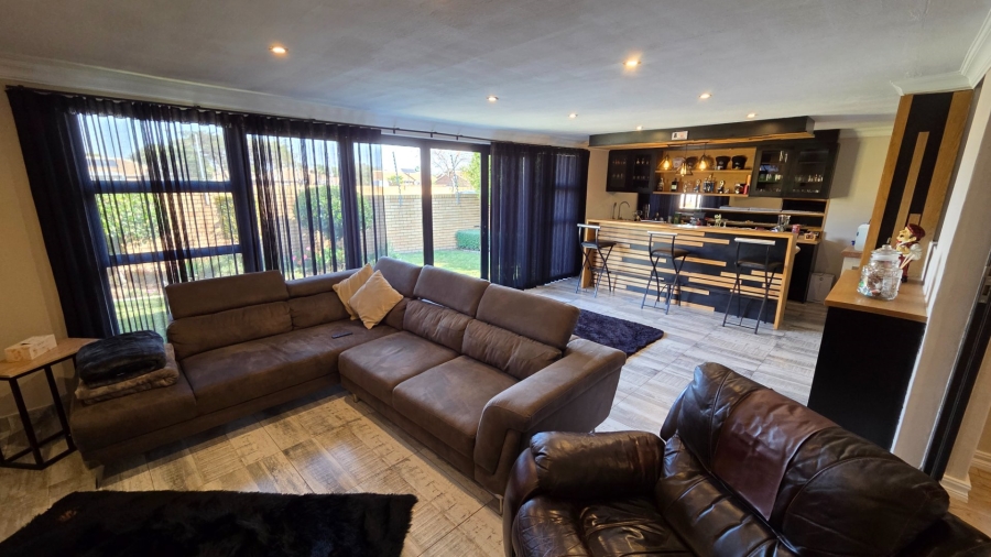 3 Bedroom Property for Sale in Amberfield Crest Estate Gauteng