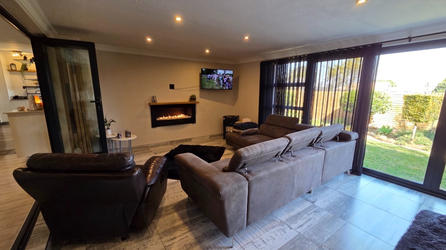 3 Bedroom Property for Sale in Amberfield Crest Estate Gauteng