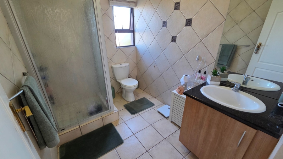 3 Bedroom Property for Sale in Amberfield Crest Estate Gauteng