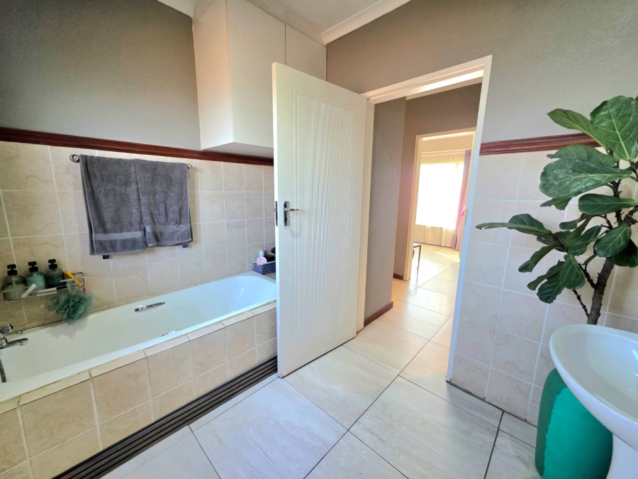 3 Bedroom Property for Sale in La Montagne Gauteng