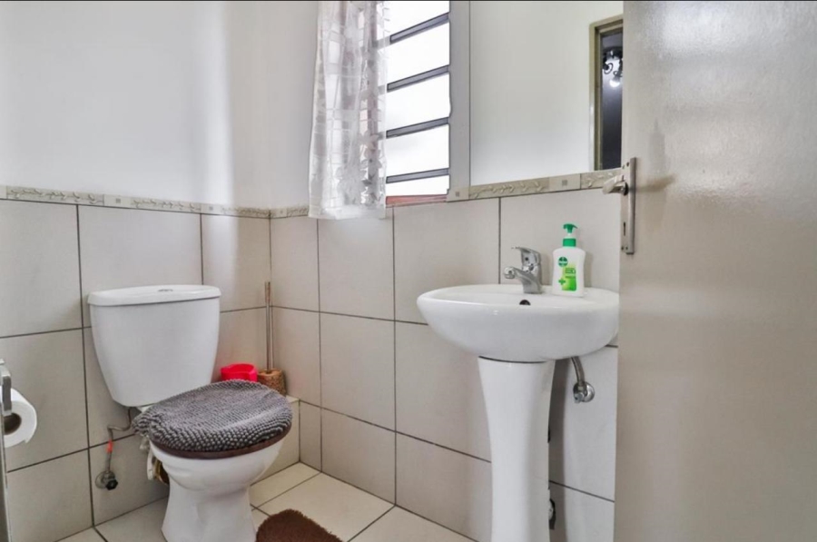 2 Bedroom Property for Sale in Vorna Valley Gauteng
