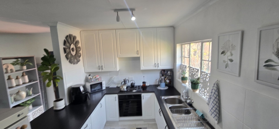 2 Bedroom Property for Sale in Die Hoewes Gauteng