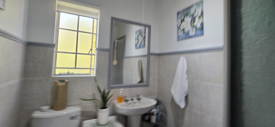 2 Bedroom Property for Sale in Die Hoewes Gauteng