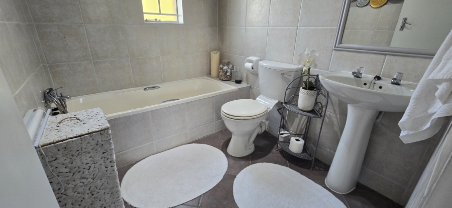 2 Bedroom Property for Sale in Die Hoewes Gauteng