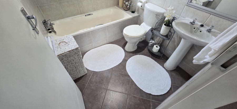 2 Bedroom Property for Sale in Die Hoewes Gauteng