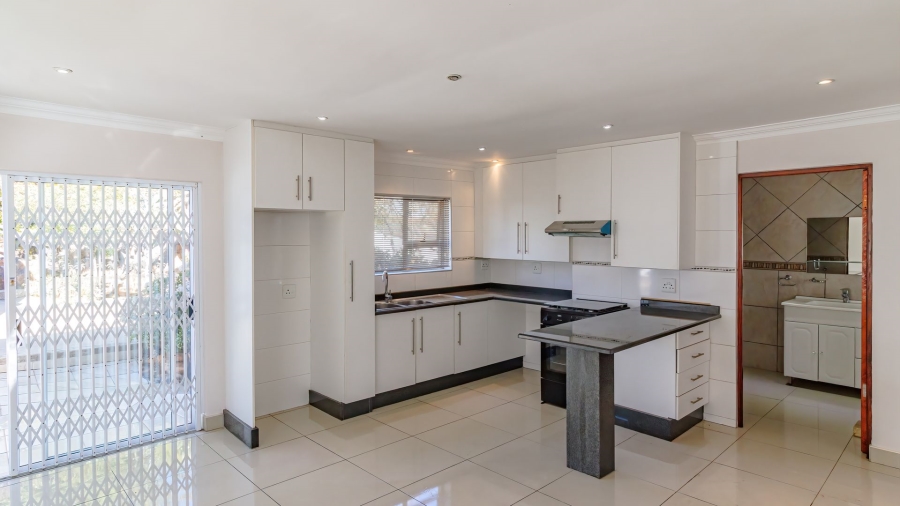 4 Bedroom Property for Sale in Oakdene Gauteng