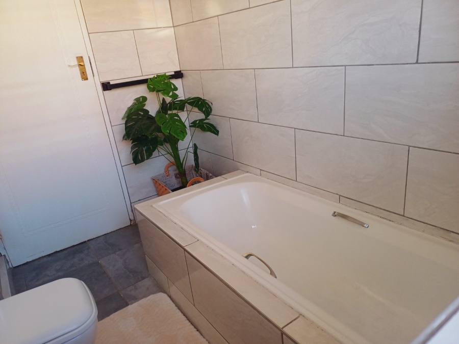 2 Bedroom Property for Sale in Noordwyk Gauteng