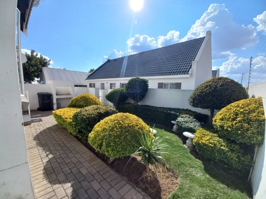 2 Bedroom Property for Sale in Kosmosdal Gauteng
