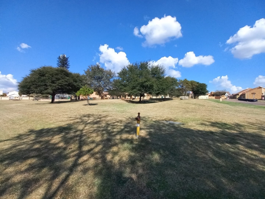 2 Bedroom Property for Sale in Kosmosdal Gauteng