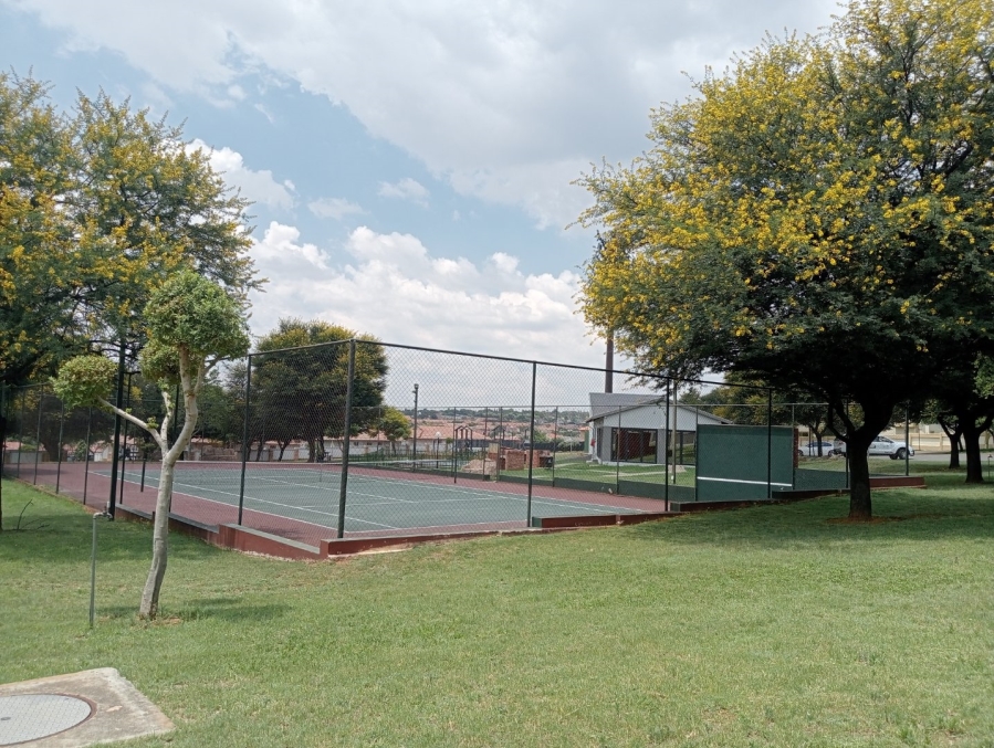2 Bedroom Property for Sale in Kosmosdal Gauteng
