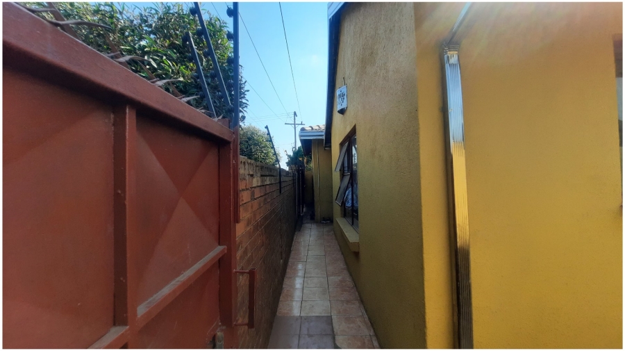  Bedroom Property for Sale in Clayville Gauteng