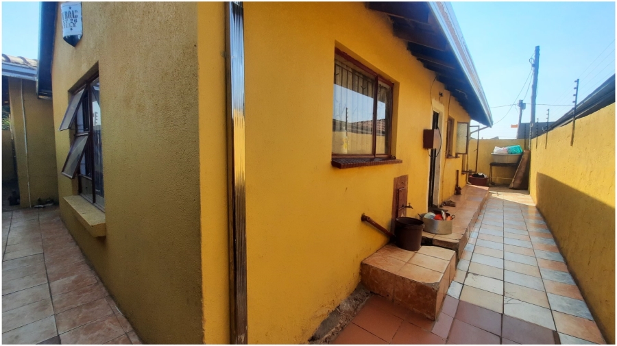  Bedroom Property for Sale in Clayville Gauteng