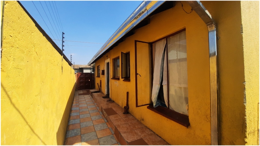  Bedroom Property for Sale in Clayville Gauteng