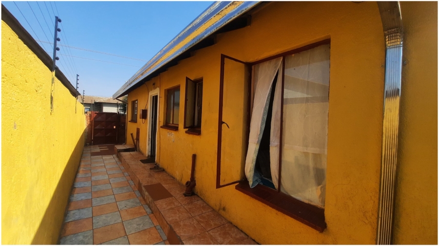 Bedroom Property for Sale in Clayville Gauteng