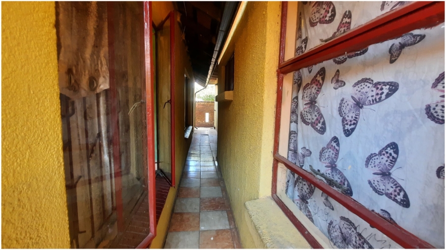 Bedroom Property for Sale in Clayville Gauteng