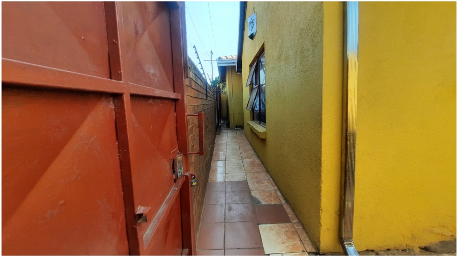  Bedroom Property for Sale in Clayville Gauteng