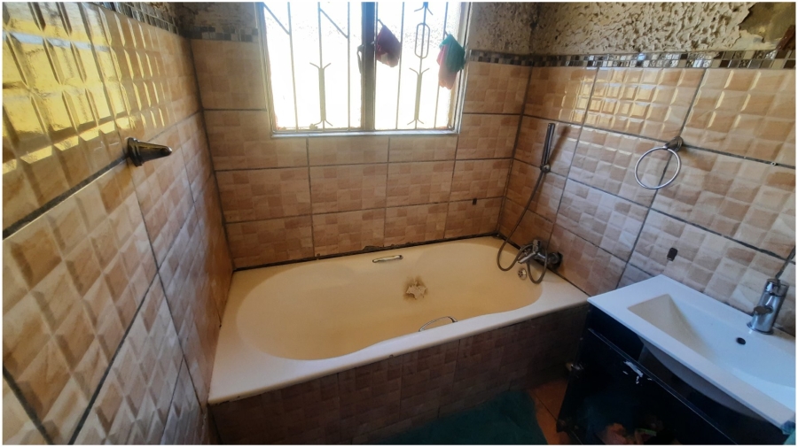  Bedroom Property for Sale in Clayville Gauteng