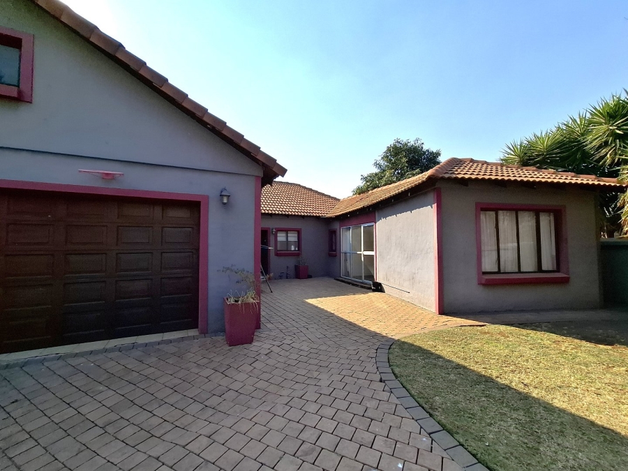 3 Bedroom Property for Sale in Raslouw Manor Gauteng