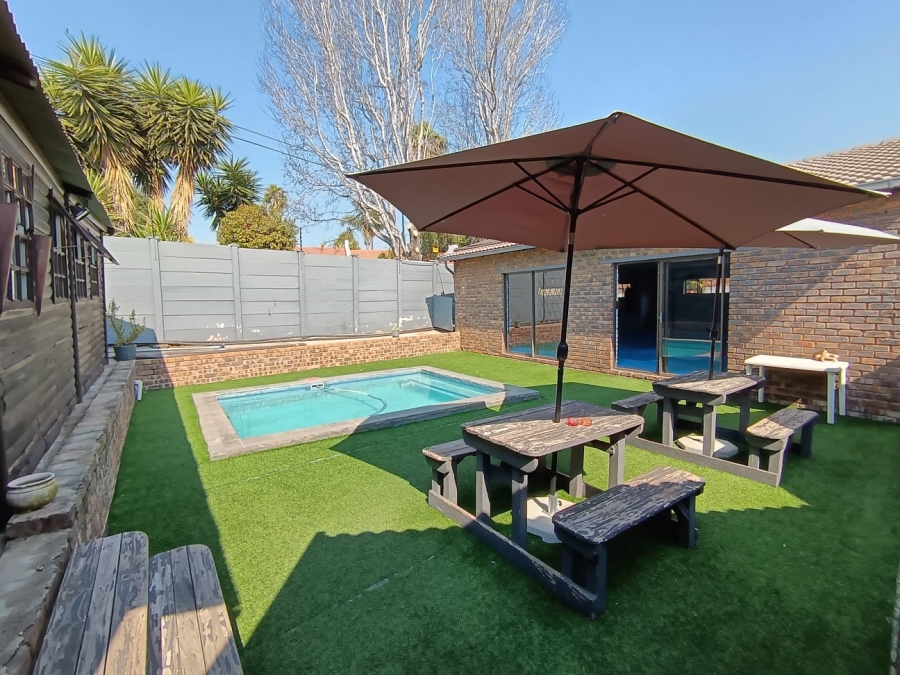 3 Bedroom Property for Sale in Rooihuiskraal Gauteng