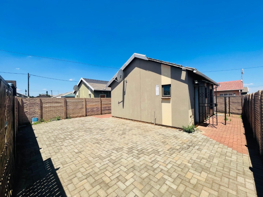 To Let 2 Bedroom Property for Rent in Savanna City Gauteng