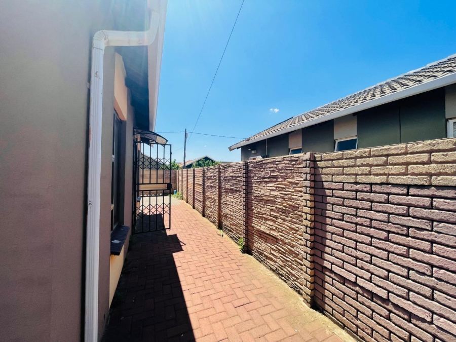 To Let 2 Bedroom Property for Rent in Savanna City Gauteng