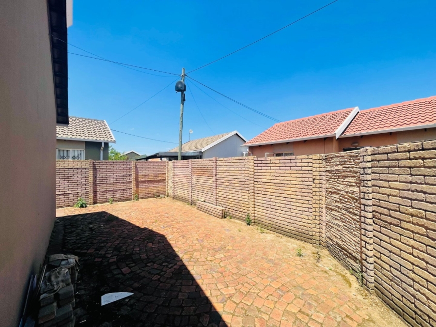 To Let 2 Bedroom Property for Rent in Savanna City Gauteng