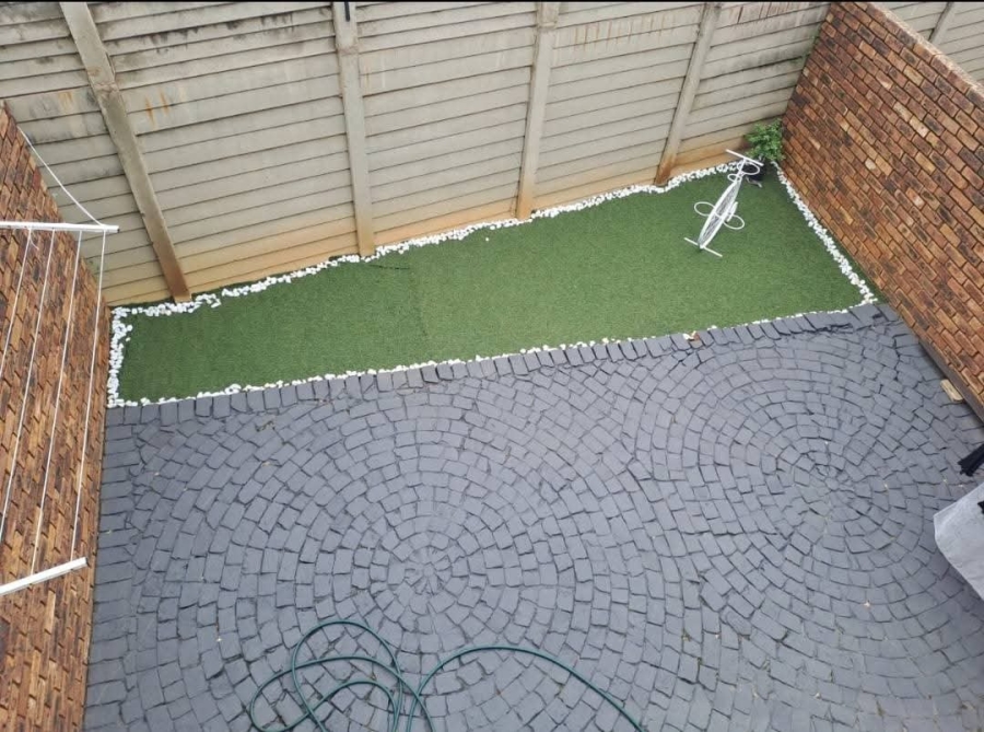 2 Bedroom Property for Sale in Erasmuskloof Gauteng