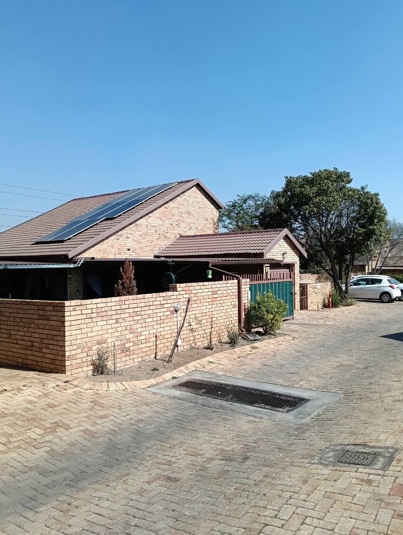 2 Bedroom Property for Sale in Rooihuiskraal North Gauteng