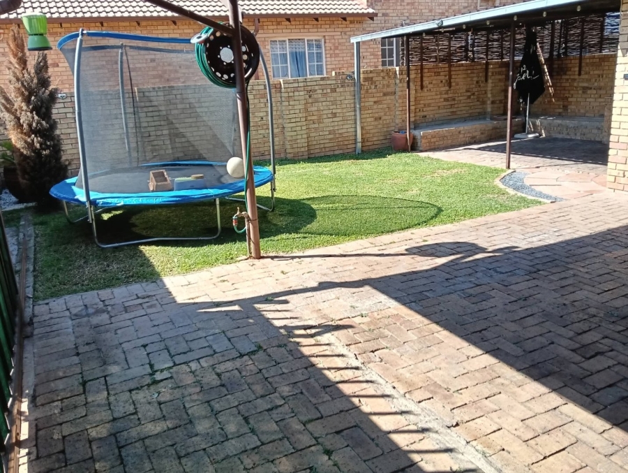 2 Bedroom Property for Sale in Rooihuiskraal North Gauteng