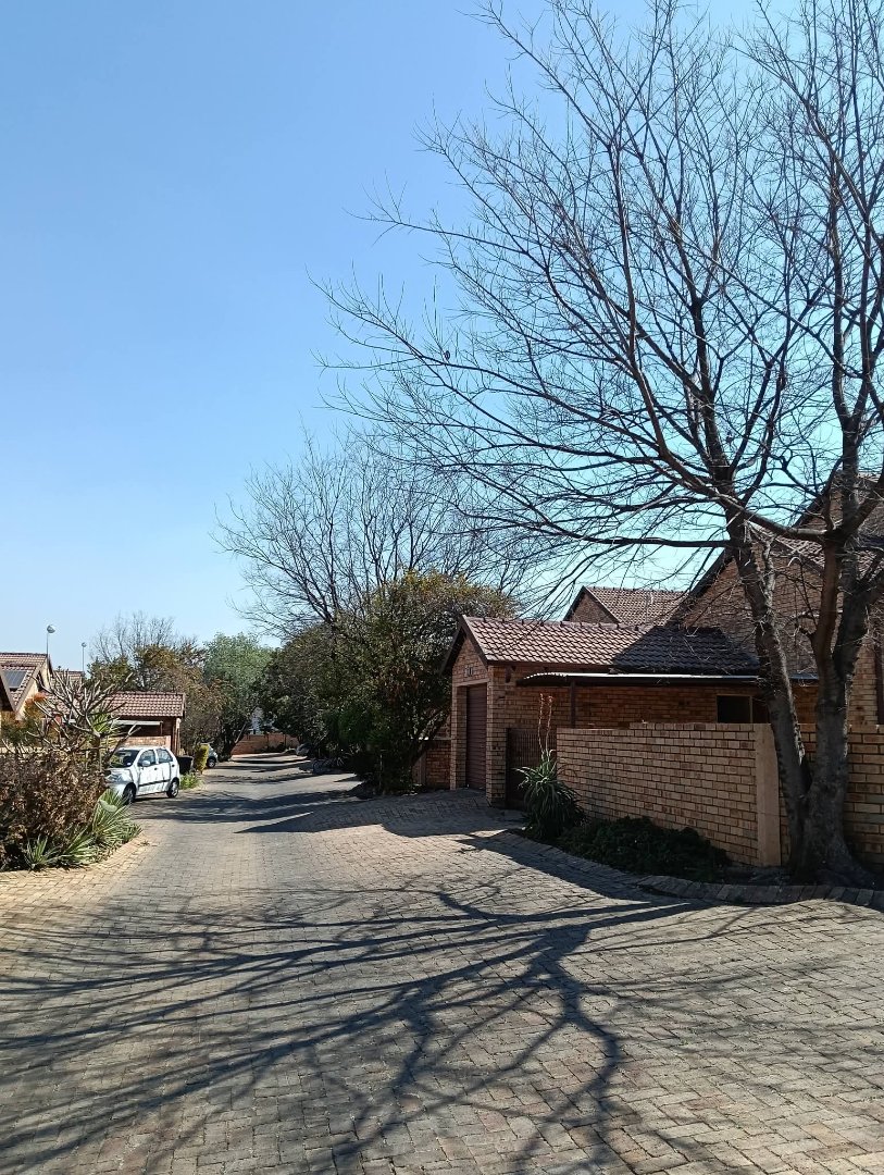 2 Bedroom Property for Sale in Rooihuiskraal North Gauteng