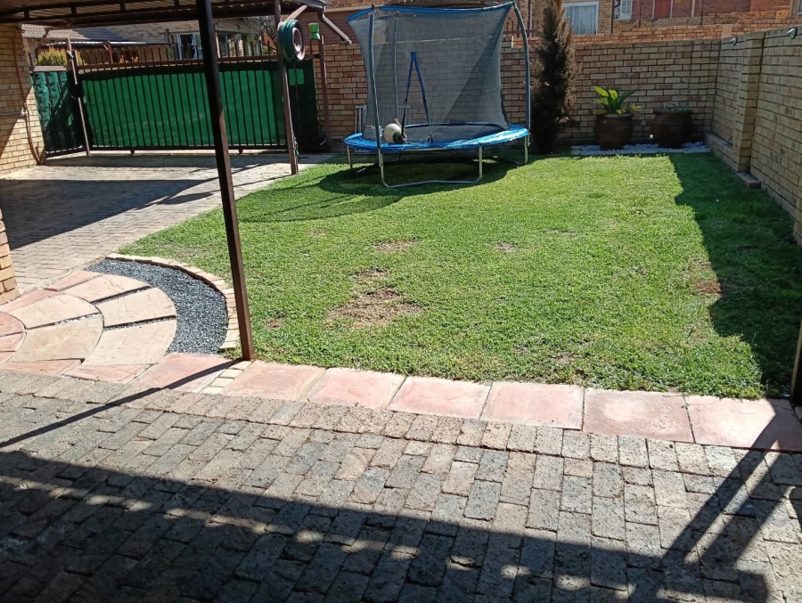 2 Bedroom Property for Sale in Rooihuiskraal North Gauteng