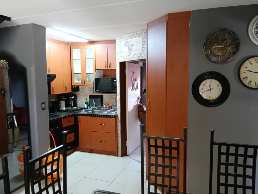 2 Bedroom Property for Sale in Rooihuiskraal North Gauteng