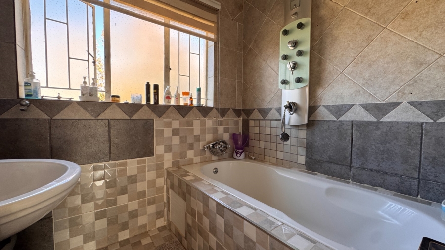 3 Bedroom Property for Sale in Three Rivers East Gauteng