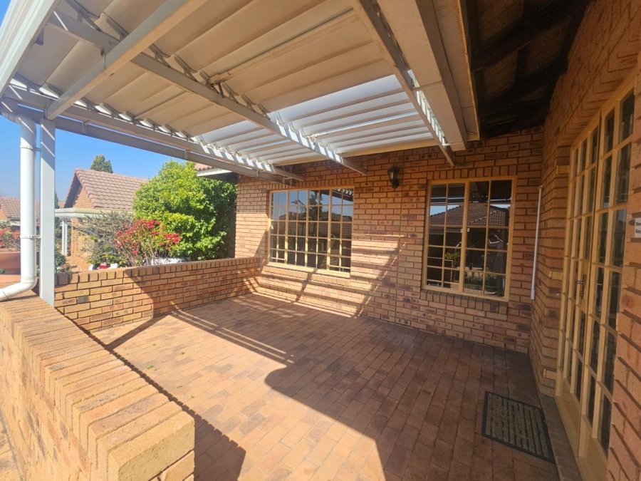 2 Bedroom Property for Sale in Faerie Glen Gauteng