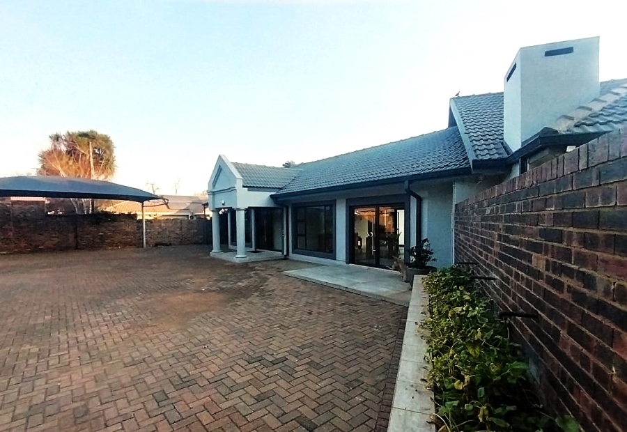 6 Bedroom Property for Sale in Three Rivers Gauteng