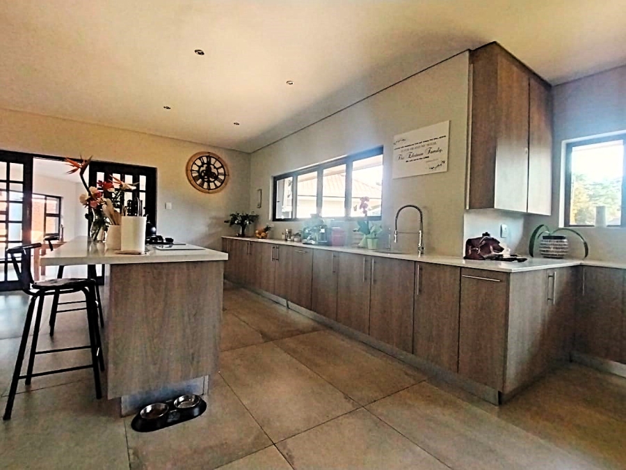 6 Bedroom Property for Sale in Three Rivers Gauteng